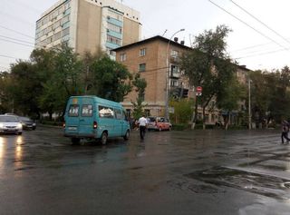 В центре Бишкека маршрутка врезалась в легковушку, а та — в светофор, - читатель