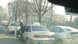 На Абдрахманова-Киевской таксисты паркуются на проезжей части (фото)