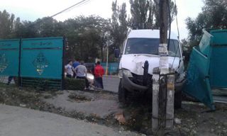 На Фучика—Жибек Жолу произошло ДТП с участием грузового микроавтобуса <i>(фото)</i>