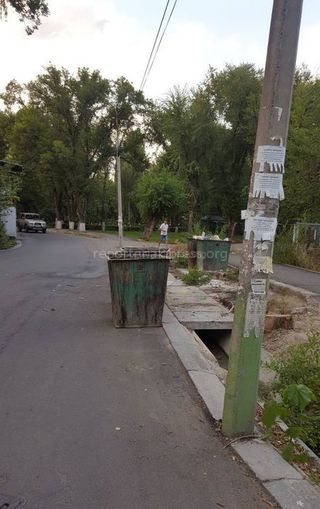 Мэрия Бишкека объяснила, почему компания по вывозу мусора в 6 мкр не поставила на место контейнера