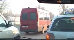 Видео – В Бишкеке на Махатма Ганди маршрутка выехала на встречку и проехала на красный свет