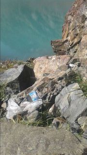 На озере Ала-Көл туристы оставляют мусор под камнями <i>(фото)</i>
