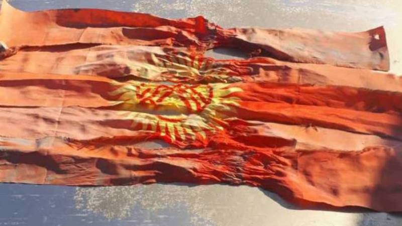 Милиция нашла человека, который разрезал флаг Кыргызстана на ленточки