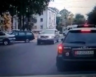 На пешеходном переходе в Бишкеке машина сбила мальчика и скрылась <b><i>(видео)</i></b>