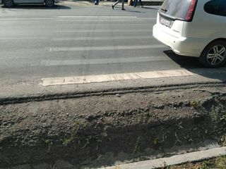 В Оше пешеходный переход напротив средней школы №20 упирается в арык <i>(фото)</i>