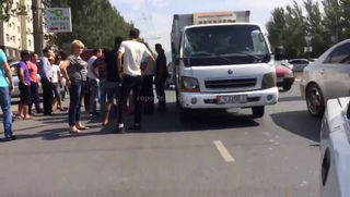 На ул.Токомбаева в Бишкеке мини-грузовик сбил девушку <i>(видео)</i>