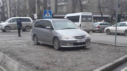В Бишкеке на Калыка Акиева водитель «Хонды» припарковался на газоне, - читатель (фото)