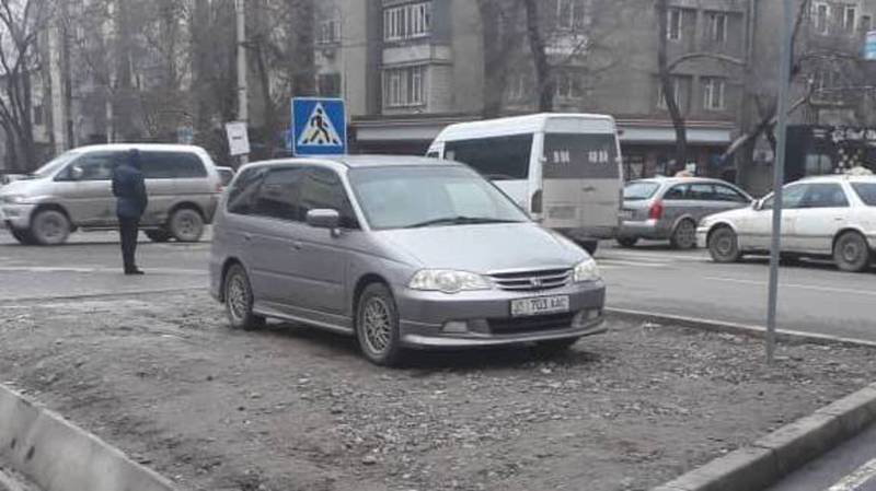 В Бишкеке на Калыка Акиева водитель «Хонды» припарковался на газоне, - читатель (фото)