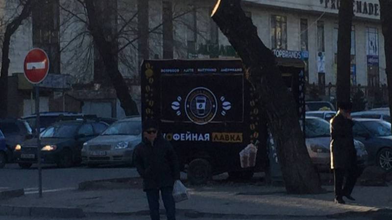 На Киевской-Тоголок Молдо на газоне стоит прицеп с будкой для продажи кофе, - бишкекчанин (фото)