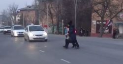 На Токтоналиева-Ташкумырская отсутствует пешеходная разметка и дорожный знак, - бишкекчанин (видео)