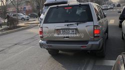 На Жукеева-Пудовкина-Ахунбаева водитель «Ниссана» выехал на встречку и стукнул зеркалом, - читатель (фото)