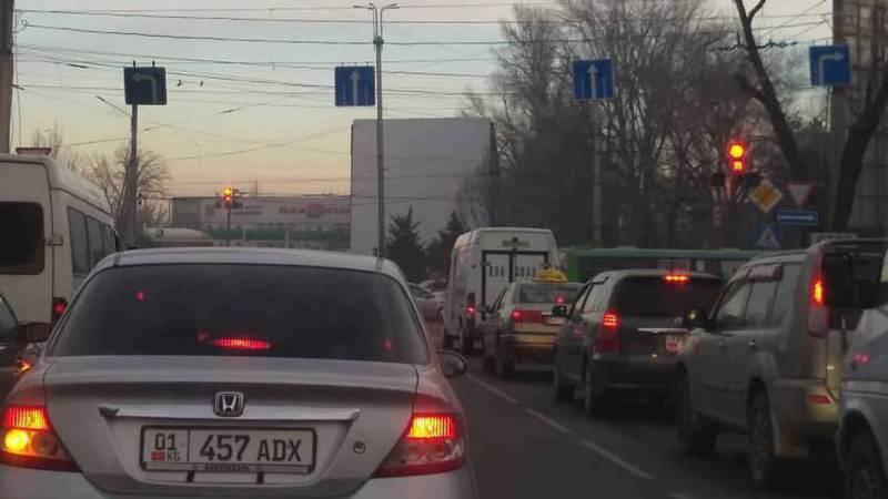 На Чуй-7 Апреля убрали знак разрешающий поворот со второй полосы, - бишкекчанин (фото)