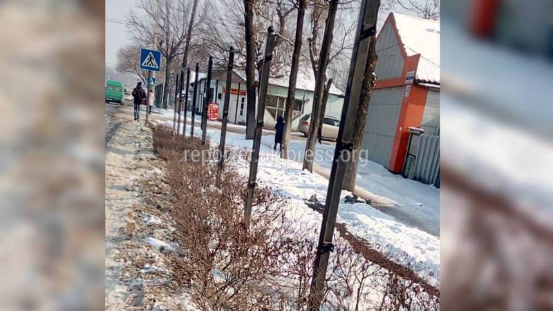 На проспекте Жибек Жолу в Бишкеке демонтируют ограждения вдоль дороги (фото)