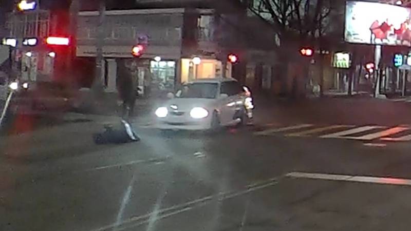 Видео – Водитель «Хонды» сбил девушку на пешеходном переходе и скрылся с места ДТП
