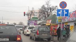 На Чуй-Павлова водители такси паркуются под запрещающим знаком, - бишкекчанин (фото)