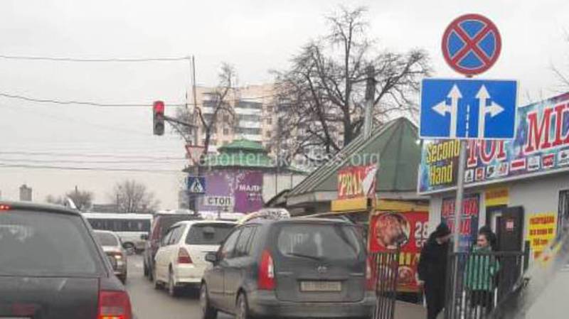 На Чуй-Павлова водители такси паркуются под запрещающим знаком, - бишкекчанин (фото)