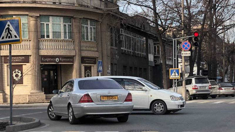 На Токтогула-Тыныстанова водитель «Мерседеса» грубо нарушил ряд ПДД, - бишкекчанин (фото)
