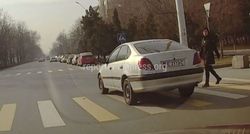 В Бишкеке на Ибраимова-Огонбаева водитель «Тойоты» на «зебре» чуть не сбил девушку <i>(видео)</i>