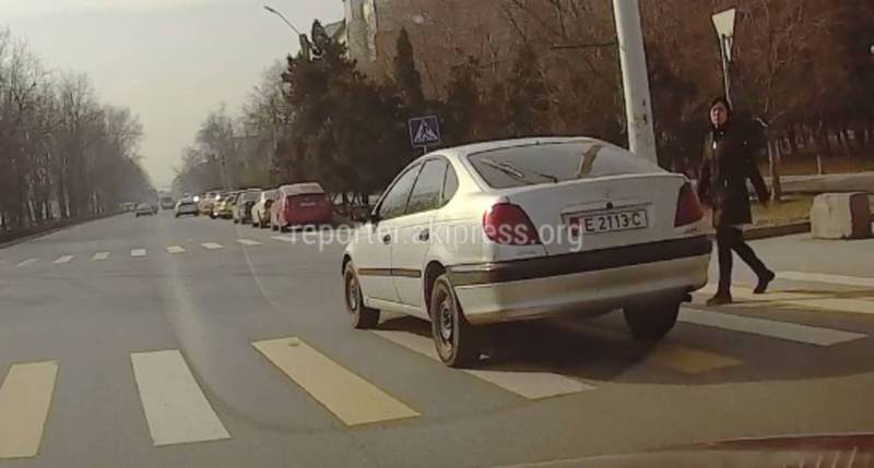 В Бишкеке на Ибраимова-Огонбаева водитель «Тойоты» на «зебре» чуть не сбил девушку (видео)