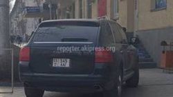 В Бишкеке на Чуй и Манаса водитель оставил машину на тротуаре и ушел, - горожанин (фото)