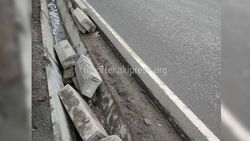 В Бишкеке на пр.Манаса лежат поваленные бордюры, - горожанин <i>(фото)</i>