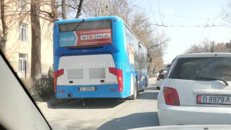 На ул.Московской общественный автобус проехал по встречной полосе (фото и видео)