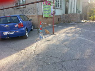 Почему нет никакой реакции со стороны городских служб на ограждение из цепи возле дома №21 в 3 мкр? - бишкекчанин (фото)
