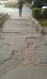 Тротуары на Московской-Тыныстанова в Бишкеке находятся в плохом состоянии, - читатель (фото)