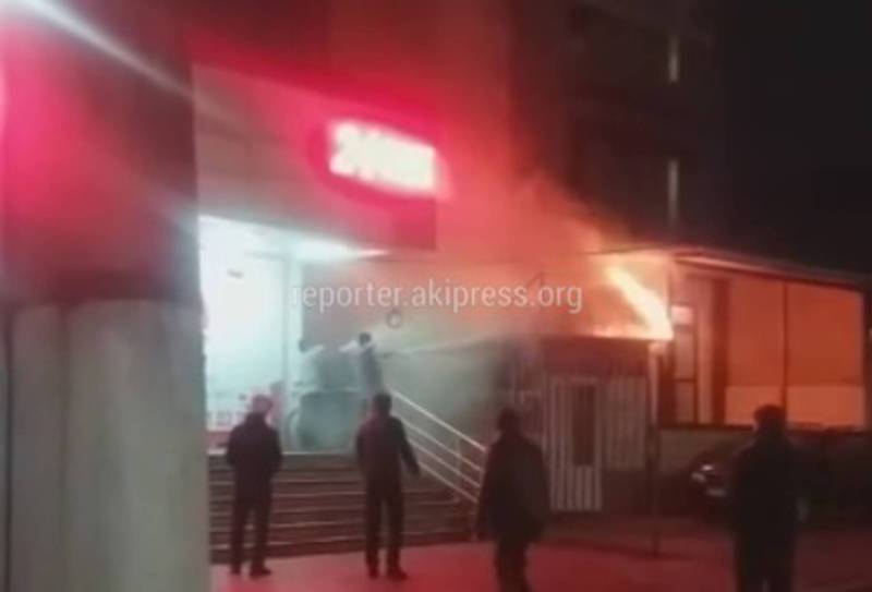 На Горького-Панфилова произошел пожар, загорелся павильон (видео)
