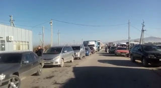 На пункте пропуска Чон-Капка на кыргызско-казахской границе наблюдается 5-6 км пробка <i>(видео)</i>