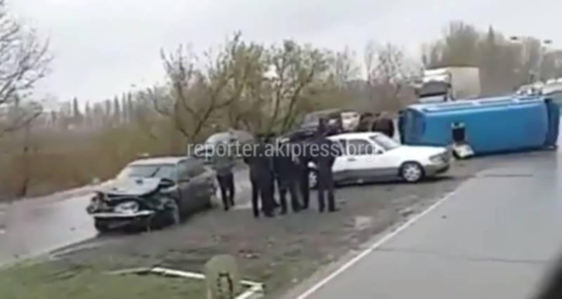 На объездной дороге произошло ДТП, от удара перевернулся бус (видео)