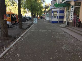 Уже третий месяц не асфальтируют тротуар на Московской-Логвиненко в Бишкеке, - читатель (фото)