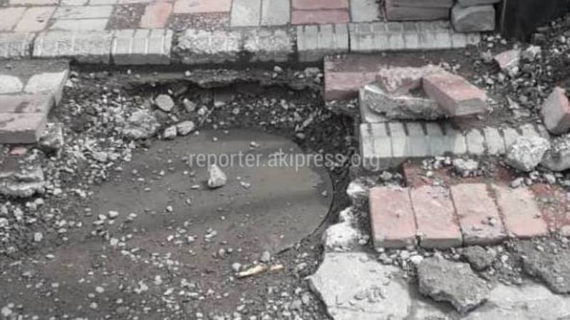 На Киевской - Тимирязева разломали тротуар из-за люка и не убрали обломки (фото)