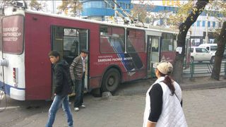 На Байтик Баатыра - Горького троллейбус попал в ДТП (фото)