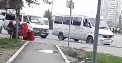 На Масалиева - Байтик Баатыра маршрутки перегородили пешеходный переход (видео)