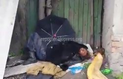 В Бишкеке на ул. Воркутинская возле забора живет бездомный мужчина (видео)