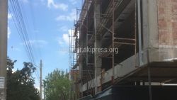 На ул. Юнусалиева возле строящегося здания нет козырька над тротуаром (фото)