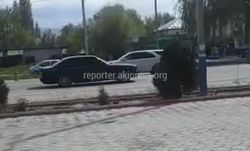 В Таласе на центральной улице два тонированнх «БМВ» устроили дрифт (видео)