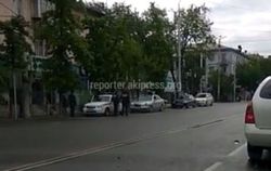 Бишкекчанин интересуется, почему на перекрестке с видеофиксацией стоят инспекторы УОБДД? <i>(видео)</i>