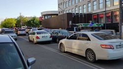 На ул. Шопокова автомобили паркуются в два ряда затрудняя движение (фото)