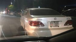На ул. Московской водитель «Лексуса» припарковался на «зебре» и на проезжей части дороги (фото)