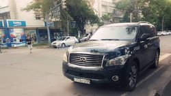 На Чуй–Исанова водитель «Инфинити» с Казахстанским госномером припарковался на перекрестке (фото)