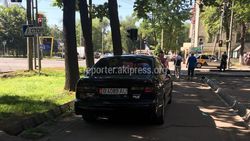 На Молодая Гвардия–Боконбаева водитель «Субару» припарковался на тротуаре (фото)