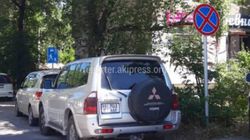 На Горького-Тыныстанова водители игнорируют дорожный знак каждый день (фото)