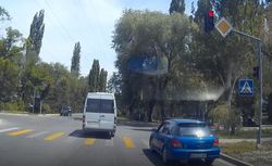 В 6 мкр на ул.Куттубаева водитель маршрутки повернул на красный свет светофора (видео)