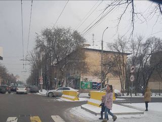 Участок улицы Джунусалиева в Бишкеке перекрыт бетонными плитами, - читатель <i>(фото)</i>