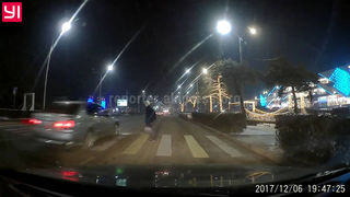 На проспекте Ч.Айтматова водитель «Лексуса» на пешеходном переходе не пропустил пешехода (видео)