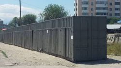 Бишкекчанин интересуется, законно ли установили контейнеры возле Ошского рынка вдоль реки? (фото)
