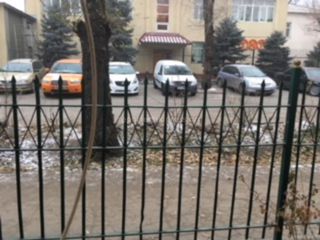 В Бишкеке жители дома №34 по проспекту Айтматова жалуются на выброс мусора сотрудниками «ТНТ» <i>(видео)</i>