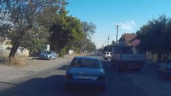 На Ахунбаева–Матросова «Мерседес» выехал на встречную полосу и повернул на красный свет светофора (видео)